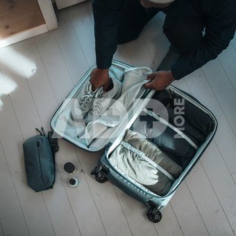 Thule 5020 Aion carry on spinner TARS122 Dark Slate