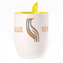 A cup with a spoon. Yellow (250 ml)